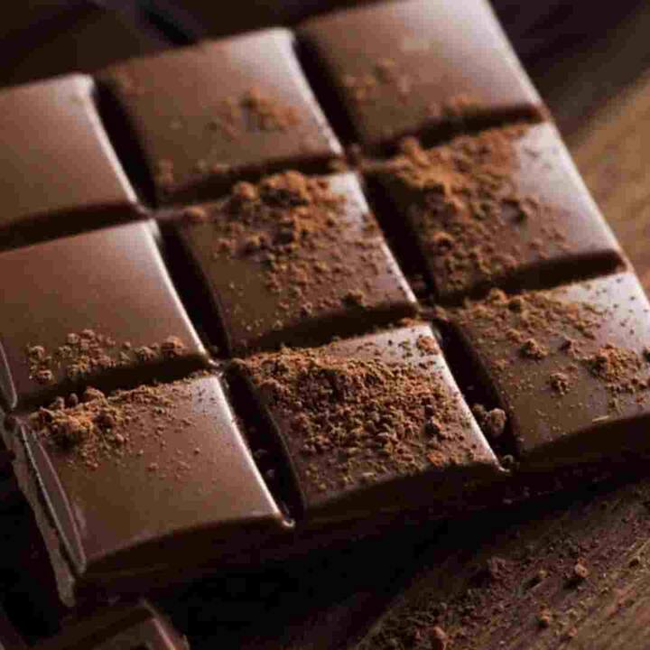 डार्क चॉकलेट खाने के कई फायदे हैं, लेकिन इसका सेवन सीमित मात्रा में करना जरूरी है। रोजाना लगभग 30 से 60 ग्राम डार्क चॉकलेट खाई जा सकती है। यह भी ध्यान रखें कि अच्छी गुणवत्ता वाली डार्क चॉकलेट का ही उपयोग करें।