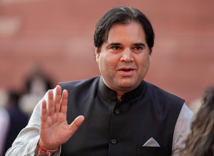 लोगों से भावनात्मक होते हुए वरुण ने कहा कि जब मैं पहली बार सुल्तानपुर आया था तो मुझे अपने पिताजी की खुशबू मिली थी, लेकिन, आज मुझे कहने में गर्व महसूस हो रहा है कि आज मैं अपनी मातृभूमि में आ गया हूं. मैं यहां मौजूद सभी लोगों से कहना चाहता हूं कि कोई भी संकट में आए, किसी के परिवार में कोई बीमार हो या कोई भी दिक्कत में आए, कोई भी अकेले नहीं होना चाहिए.