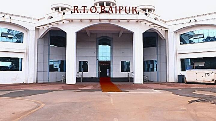 भारत में ड्राइविंग लाइसेंस के लिए  RTO ऑफिस में आवेदन देना होता है. . 18 साल से ऊपर को भी भारतीय नागरिक इसके लिए आवेदन दे सकता है.