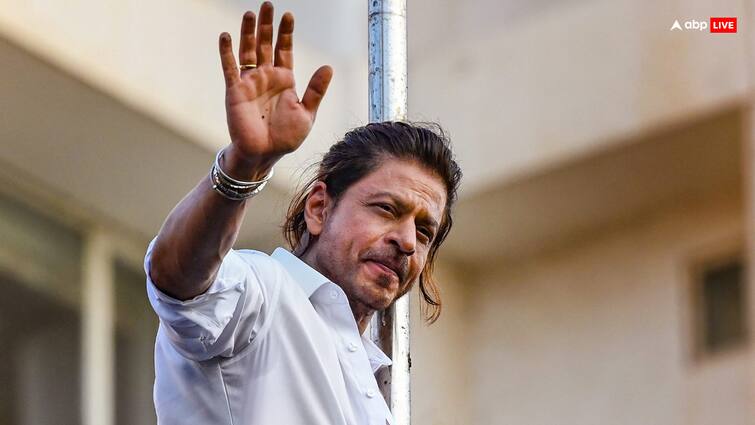 Shah Rukh Khan Discharged: करीब 30 घंटे बाद हॉस्पिटल से डिस्चार्ज हुए शाहरुख खान, मीडिया से बचते हुए एयरपोर्ट रवाना shah rukh khan health update get discharged from hospital in ahmedabad after admitting due to dehydration Shah Rukh Khan Discharged: करीब 30 घंटे बाद हॉस्पिटल से डिस्चार्ज हुए शाहरुख खान, मीडिया से बचते हुए एयरपोर्ट रवाना