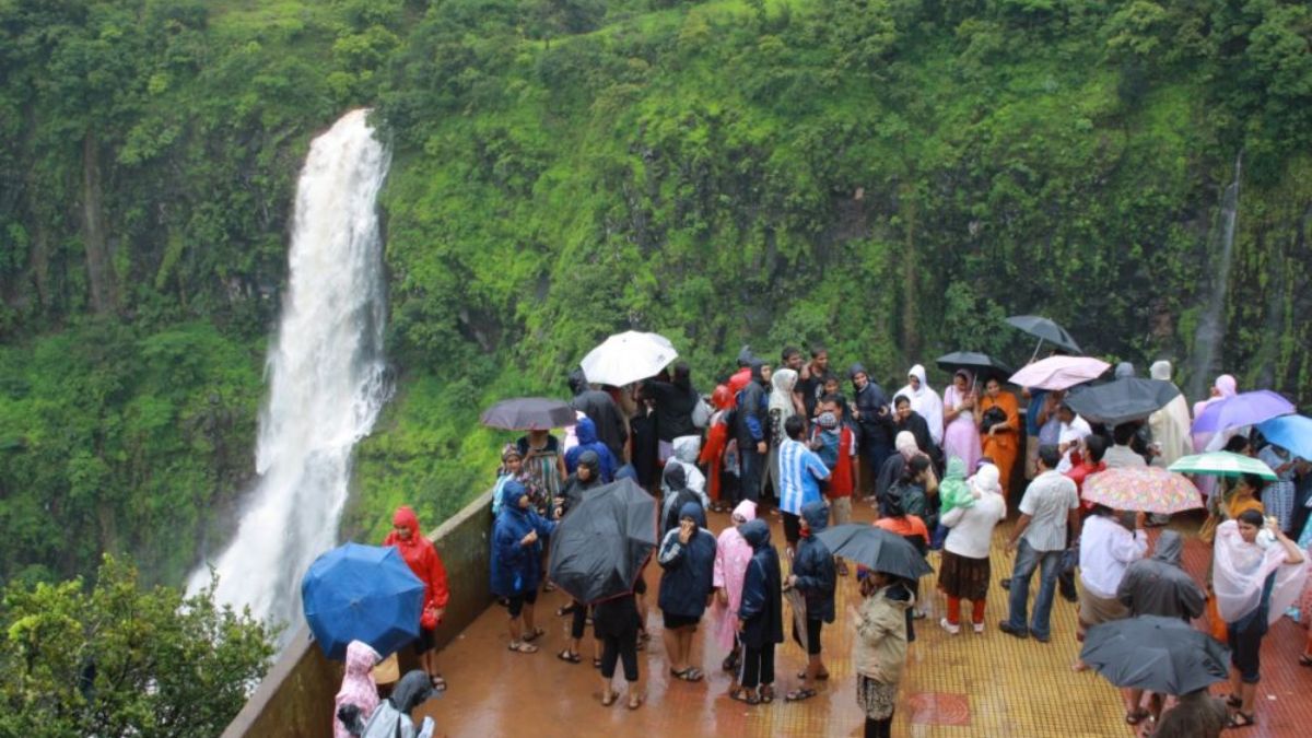 Travel : 'इथे' निसर्गाशी करा गुजगोष्टी! महाराष्ट्रातील 'या' अनोख्या धबधब्याचे दृश्य मन मोहून टाकेल, यात शंका नाही