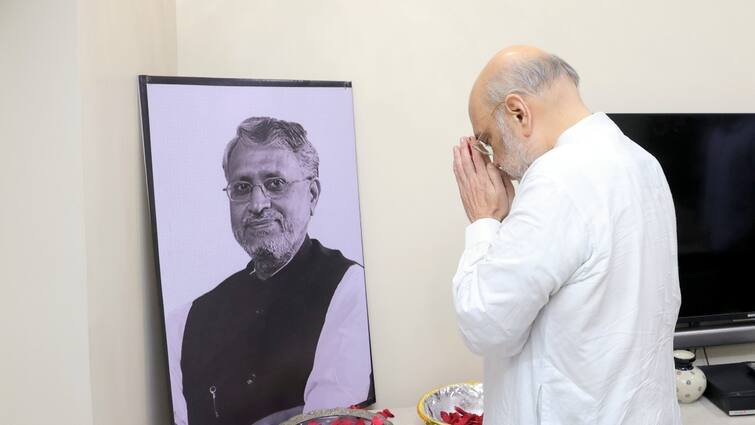 Amit Shah paid tribute to BJP leader Sushil Kumar Modi after reaching his house in Patna Amit Shah: दिवंगत सुशील मोदी के घर पहुंचे अमित शाह, पुराने संबंधों को याद कर परिजनों का बंधाया ढांढस 