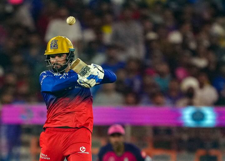 मैच में राजस्थान ने टॉस जीतकर बॉलिंग करने का फैसला किया था. पहले बैटिंग के लिए उतरी बेंगलुरु ने 20 ओवर में 172/8 रन बोर्ड पर लगाए थे. टीम के लिए रजत पाटीदार ने सबसे बड़ी पारी खेलते हुए 22 गेंदों में 2 चौके और 2 छक्कों की मदद से 34 रन बनाए थे.