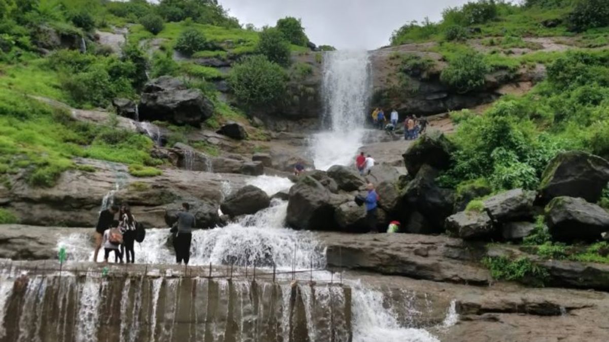 Travel : वॉटर पार्क विसराल.. पुण्याजवळील या 3 धबधब्यांखाली येईल मजा! कमी बजेटमध्ये मुलं होतील खूश