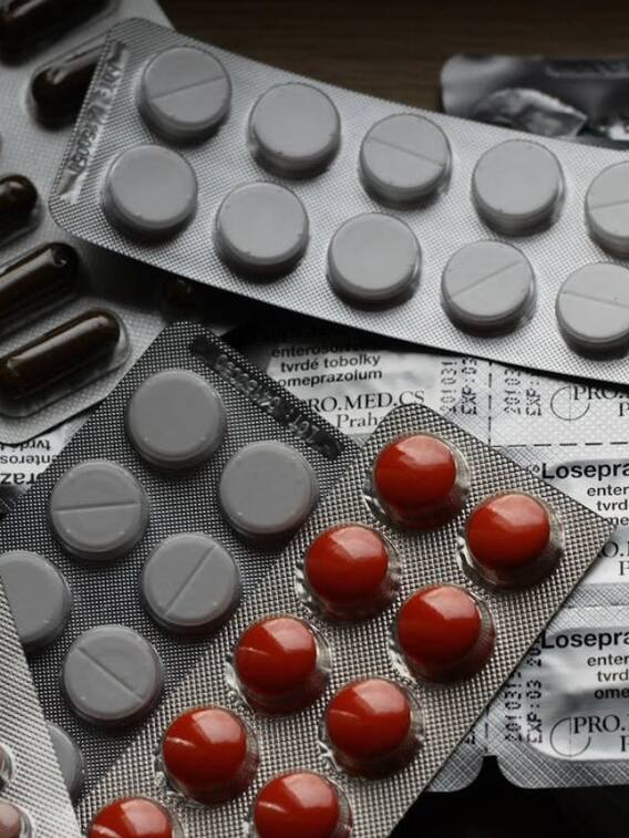 दवा पर एक्सपायरी के अलावा ये चीजें भी देख लें