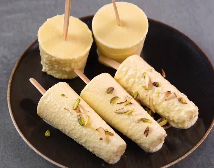 அடுத்தது, அடுப்பில் ஒரு கடாயை வைத்து மிதமான சூட்டில் அரைத்து வைத்துள்ள நுங்கு பாலை ஊற்றி கொதிக்க விடவும். அதன் பின் சோளமாவை பாலில் கரைத்து நுங்கு பாலுடன் சேர்த்து கிளறவும்.