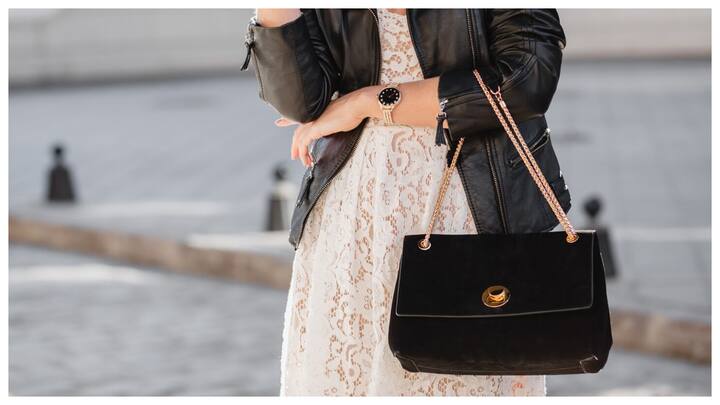 डस्ट हटाएं : एक साफ और सूखे कपड़े या ब्रश से बैग के अंदर और बाहर की धूल को हटाएं. कोनों और जेबों में जमा धूल को अच्छे से साफ करें. आप क्लीनर का भी इस्तेमाल कर सकते हैं.