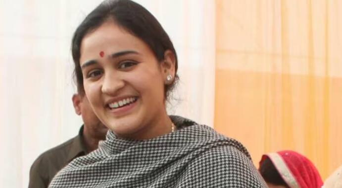 ‘यूपी तक’ की मानें तो अपर्णा यादव बीजेपी प्रत्याशी निरहुआ के लिए गुरुवार को प्रचार करने वाली हैं.