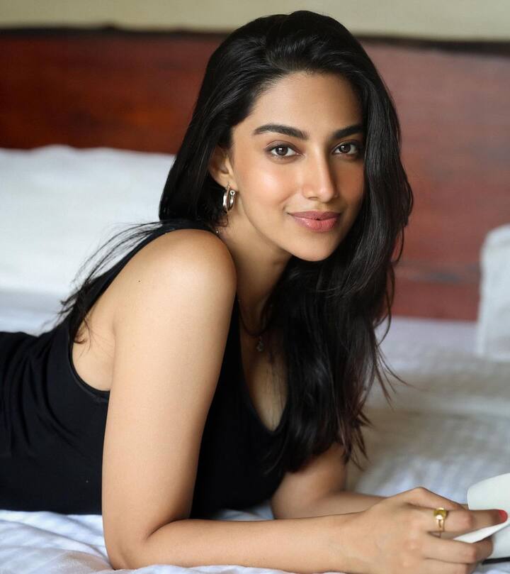 మీనాక్షి చౌదరి(Images Source : Instagram/Meenakshi Chaudhary)