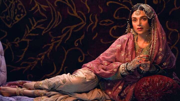 সোশ্যাল মিডিয়ায় ভাইরাল হয়ে যায় অদিতির এই 'গজগামিনী' স্টেপ। তবে প্রশংসার সঙ্গে সঙ্গে, শরীরের ভাঁজ নিয়ে অদিতিকে কটাক্ষও শুনতে হয়। তবে পরিচালকের কথা মতোই এই চেহারা তৈরি করেছিলেন অদিতি