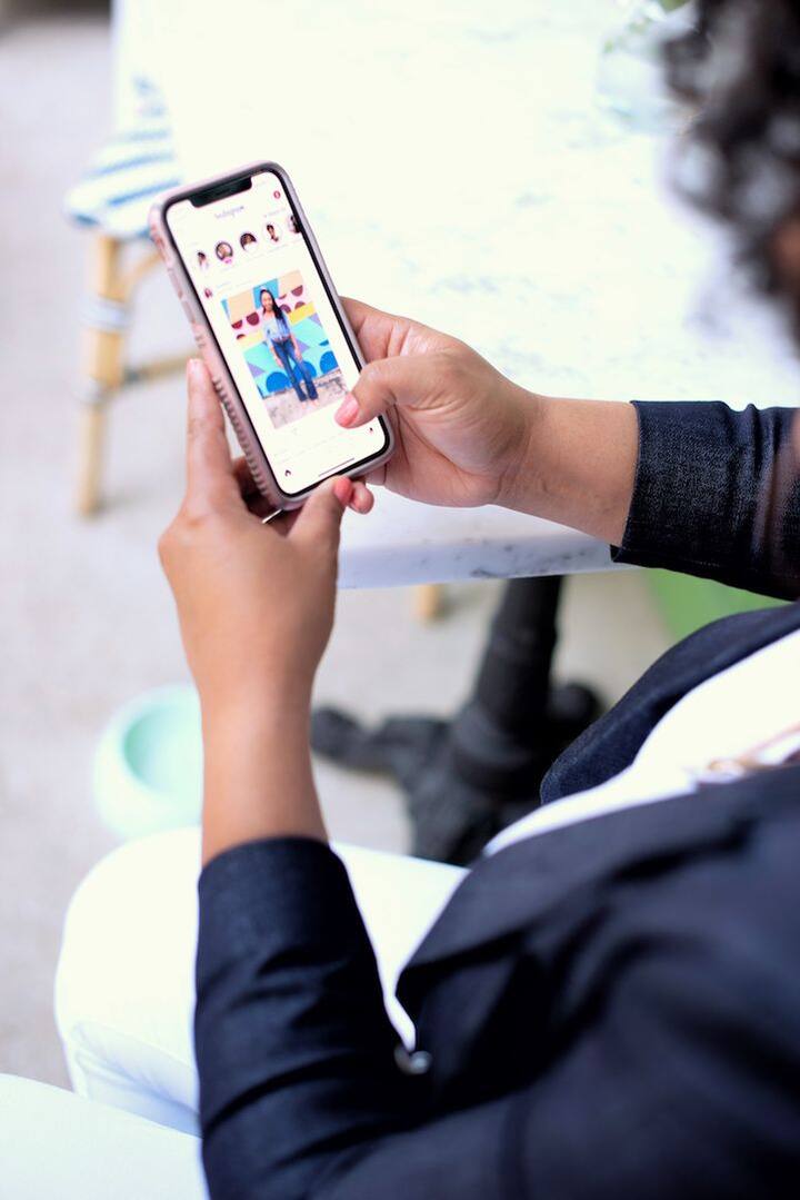 सुबह और सोते समय सोशल मीडिया से बचें- अपने दिन की शुरुआत उद्देश्य के साथ करें और सोशल मीडिया पर समय नष्ट करने के बजाय प्रार्थना, सेल्फ-केयर या प्रोडक्टिविटी से बदलें. सोने से पहले सोशल मीडिया से दूर रहकर अपने दिन का अंत करें और इसके बजाय जर्नलिंग या प्लाव बनाने की कोशिश करें.