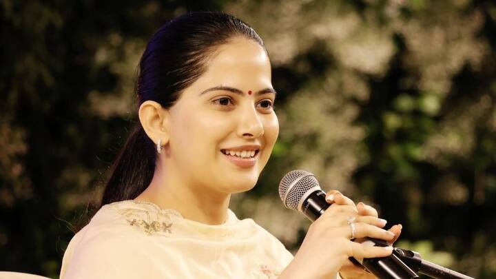 অনুপ্রেরণামূলক কথা বলার জন্যেই জনমানসে খুবই বিখ্যাত জয়া কিশোরী। গল্পের ছলে, নানা উপমায় তিনি জীবনের কঠিন সমস্যা থেকে বেরিয়ে আসার পথ দেখান। ছবি- জয়া কিশোরীর ফেসবুক