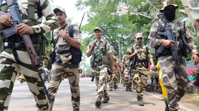 Delhi Lok Sabha Elections 60000 Police Personnel including 51 Companies of  Paramilitary Forces Deployed Flag March | Delhi Lok Sabha Elections: दिल्ली  में मतदान को लेकर सुरक्षा चाक चौबंद, 60 हजार जवानों