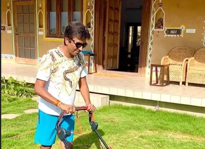 ਕੁਮਾਰ ਨੇ ਇੱਕ ਖਾਸ ਘਰ ਬਣਾਇਆ ਹੈ। ਇਸ ਦਾ ਨਾਂ 'ਕੇਵੀ ਕੁਟੀਰ' (KV Kutir) ਰੱਖਿਆ ਗਿਆ ਹੈ। ਕਵਿਤਾ ਅਤੇ ਕਹਾਣੀਆਂ ਲਈ ਸਮਾਂ ਮਿਲਣ ਤੋਂ ਬਾਅਦ ਉਹ ਇੱਥੇ ਆਪਣਾ ਸਮਾਂ ਬਤੀਤ ਕਰਦੇ ਹਨ। ਕੁਮਾਰ ਵਿਸ਼ਵਾਸ ਦਾ ਇਹ ਘਰ ਸੀਮਿੰਟ, ਬੱਜਰੀ ਅਤੇ ਬੱਜਰੀ ਵਰਗੇ ਰਵਾਇਤੀ ਨਿਰਮਾਣ ਸਮੱਗਰੀ ਨਾਲ ਨਹੀਂ ਬਣਿਆ ਹੈ। ਇਹ ਘਰ 'ਵੈਦਿਕ ਪਲਾਸਟਰ' ਨਾਲ ਬਣਾਇਆ ਗਿਆ ਹੈ।