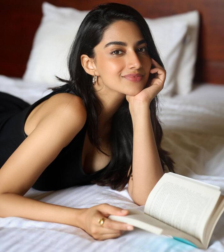 మీనాక్షి చౌదరి(Images Source : Instagram/Meenakshi Chaudhary)