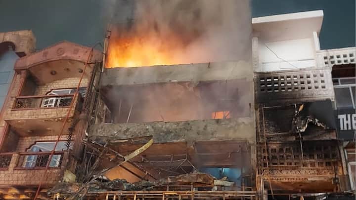 Delhi Rohini Fire News: दिल्ली के रोहिणी सेक्टर-8 में बुधवार शाम को 3 मंजिला शोरूम में आग लग गई. सूचना पर दमकल की गाड़ियां मौके पर पहुंची और आग पर काबू पाया.आग लगने के कारणों की जांच की जा रही है.