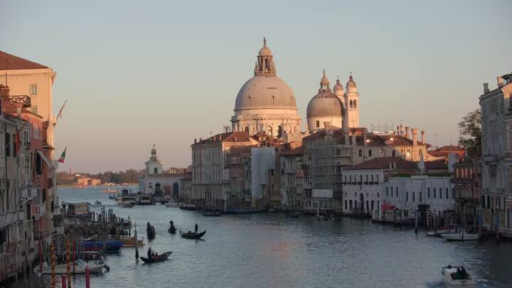 Venice Visa: इस मशहूर शहर में हर साल दुनिया भर से करोड़ों पर्यटक पहुंचते हैं. पर्यटकों की भीड़ को कम करने के लिए शहर ने खास टैक्स वसूलना शुरू कर दिया है...