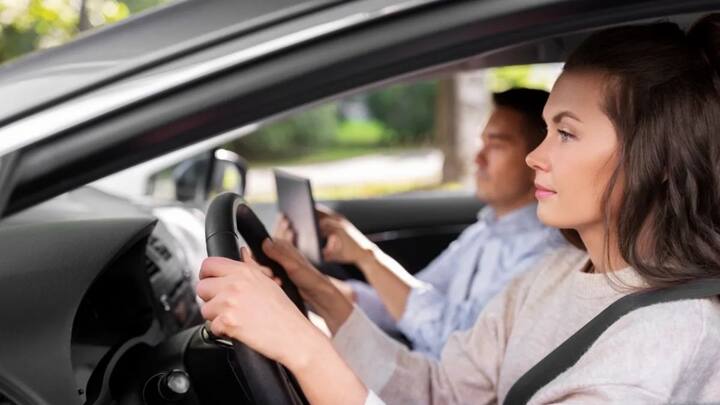 इसमें आपको हल्के वाहन के लिए 29 दिन में 29 घंटे तय किये हैं. तो वहीं भारी वाहनों के लिए आपको कम से कम 38 दिन में 38 घंटे जरूरी है. जिनमें 8 घंटे की थ्योरी क्लासेज मेंडेटरी हैं.