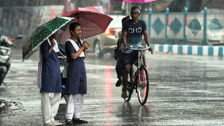 এই জেলাগুলিতে ঝড়ের গতিবেগ ৬০ থেকে ৭০ কিলোমিটার থাকবে বলেও পূর্বাভাস আবহাওয়া দফতরের। সেই সঙ্গে হওয়ার সম্ভাবনা অতিরিক্ত বজ্রপাতও।