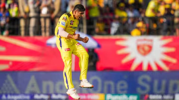 IPL Eliminator: CSK Star Tushar Deshpande Mocks RCB For Their IPL 2024 Exit Viral Pics: ஆர்சிபி தோல்வியை அட்டகாசமாக கொண்டாடிய துஷார் தேஷ்பாண்டே.. இணையத்தில் வைரலாகும் புகைப்படம்!