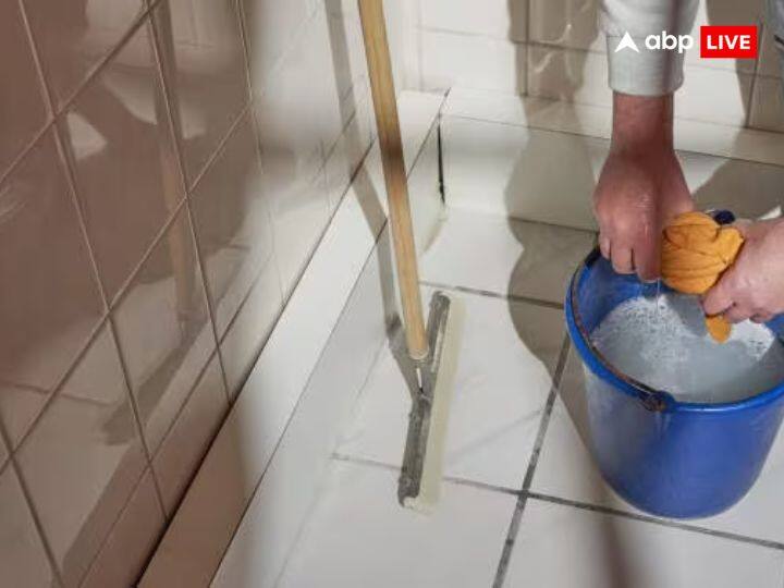 पोछा लगाने के बाद पोछे को धोकर, निचोड़ कर सही जगह पर रखें, घर की बालकनी में कभी भी पोछा ना टांगे, टांगे तो सुखने के बाद हटा दें.