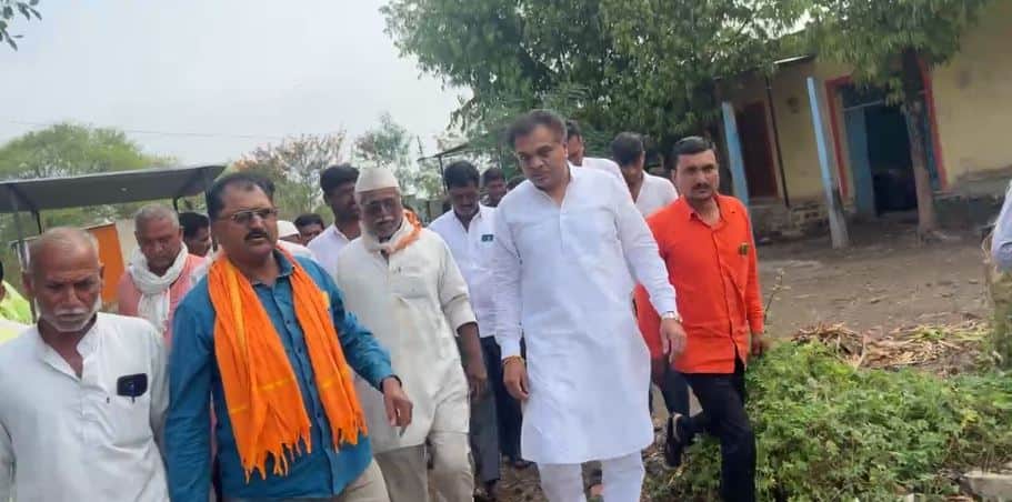 BJP MLA Rana Jagjitsinha Patil inspected the crops damaged due to unseasonal rains अवकाळीची झटका, शेतकऱ्यांना फटका, लोकप्रतिनिधी बुलटेवरुन पोहोचले शेतकऱ्यांच्या बांधावर