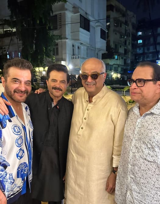 बोनी कपूर, अनिल कपूर और संजय कपूर भाई हैं. इन कपूर ब्रदर्स भी भी एक दूसरे के लिए प्यार और रिस्पेक्ट है. हालांकि तकरार भी कम नहीं होती है लेकिन तीनों भाई हमेशा एक दूसरे का सपोर्ट करते नजर आते हैं और हर सुख-दुख में साथ खड़े रहते हैं.