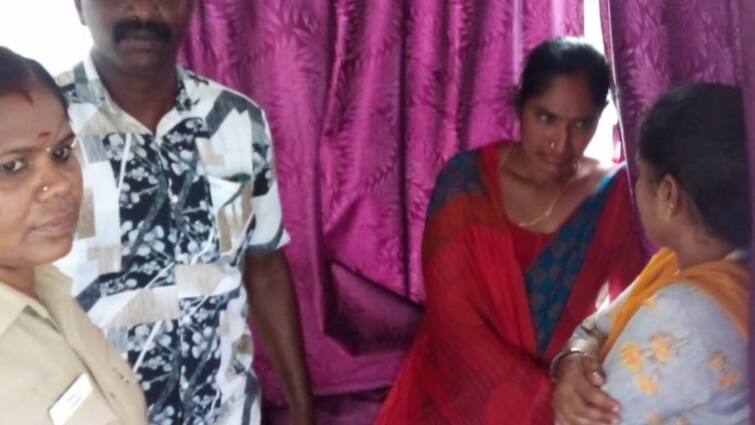 Dharmapuri crimeTwo women from Bangalore stole clothes worth Rs 23 thousand from a ready made shop - TNN ரெடிமேட் கடையில் நூதன முறையில் துணிகள் திருட்டு; சிசிடிவியால் சிக்கிய 2 பெண்கள்