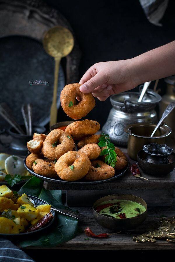 अधिक पानी न डालें- जब भीगी हुई उड़द दाल सूख जाए, तो इसे पीसकर दरदरा पेस्ट बना लें. अतिरिक्त पानी डालने से बचें, क्योंकि इससे पेस्ट पतला हो जाएगा.