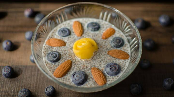 சியா விதை மெக்சிகோ நாட்டில் வளர கூடிய தாவரத்தில் இருந்து கிடைக்கிறது. சிறிதாக, ஓவல் ஷேப்பில் இருக்கும். இது தண்ணீரில் ஊற வைத்தால் ஜெல் போன்ற உருவாகும்.