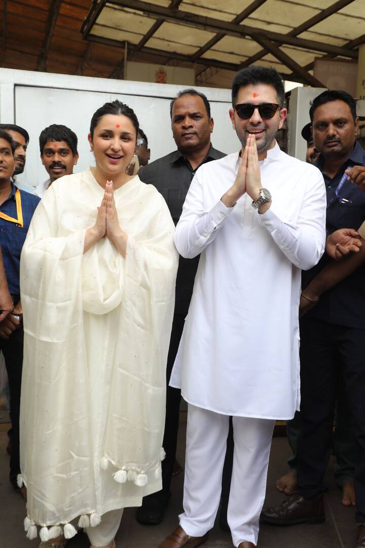 ਕੁਝ ਤਸਵੀਰਾਂ 'ਚ ਰਾਘਵ ਆਪਣੀ ਖੂਬਸੂਰਤ ਪਤਨੀ ਪਰਿਣੀਤੀ ਨੂੰ ਭੀੜ ਤੋਂ ਬਚਾਉਂਦੇ ਹੋਏ ਵੀ ਨਜ਼ਰ ਆ ਰਹੇ ਹਨ।