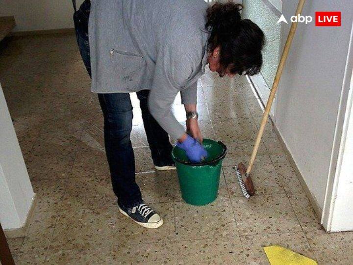 पोछा लगाने के बाद, पोछे की बाल्टी के पानी को कभी भी घर की दहलीज पर ना डालें या घर के मेन गेट (Main Gate)पर बिलकुल भी ना फेंके. ऐसा करने से घर की नेगिटव एनर्जी आप घर की दहलीज पर डाल देते हैं, घर का मुख्य द्वार मां लक्ष्मी का होता है. इसीलिए इस काम को करने से बचें.