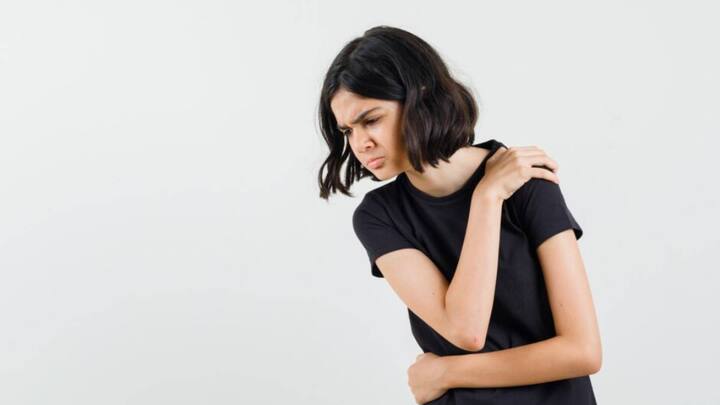 जब शरीर के बाहर का तापमान अंदर के तापमान से बहुत अधिक हो जाता है, तो पसीना आता है. इससे शरीर में इलेक्ट्रोलाइट्स का संतुलन बिगड़ जाता है. ऐसे में मांसपेशियों और हड्डियों में दर्द होने लगता है.