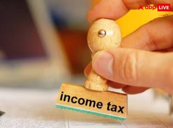 तसेच आयटीआर फाईल करताना योग्य फॉर्मची निवड करणे गरजेचे आहे. तसे न केल्यास किंवा चुकीचा फॉर्म निवडल्यास आर्थिक दंड भरावा लागू शकतो.