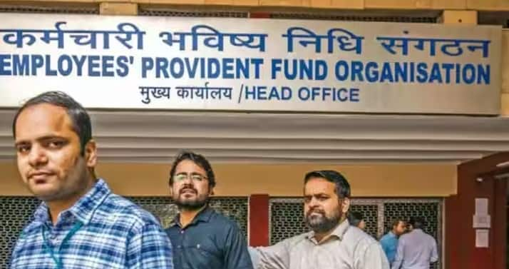 EPFO के नए नियमों के बाद अब डेथ क्लेम करना बेहद आसान हो गया है. पहले ईपीएफ सदस्य की मृत्यु के बाद डेथ क्लेम के पैसे के लिए लंबा इंतजार करना पड़ता है.