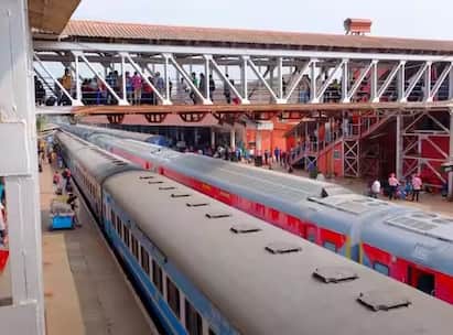 Train Late Refund: તમે ટ્રેનમાં મુસાફરી કરી રહ્યા છો. અને જો તમારી ટ્રેન લેટ છે જેના કારણે તમે તેમાં મુસાફરી કરી શકતા નથી. તો આવી સ્થિતિમાં તમે રેલવે તરફથી રિફંડ મેળવવા માટે હકદાર છો.
