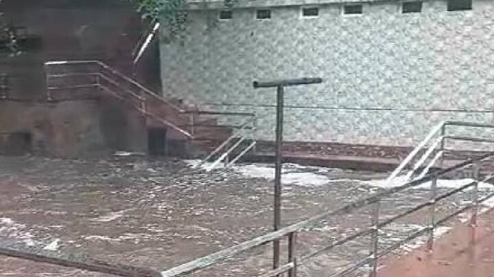 पानी का लेवल कम होते ही कर्मियों ने सामान को खोज लिया.  बालू, सीमेंट, पत्थर, पट्टियों आदि को सैलाब बहा ले गया था. दरअसल बुधवार की रात और गुरुवार की सुबह बारिश होने से जलप्रपात में सैलाब आया था.