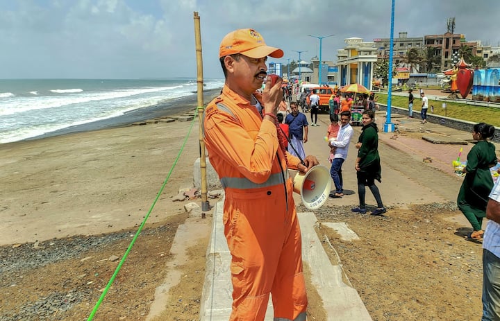 ঘূর্ণিঝড়ের জেরে প্রত্যক্ষ প্রভাব পড়তে পারে পূর্ব মেদিনীপুর ও দক্ষিণ ২৪ পরগনায়। উত্তর ২৪ পরগনার সুন্দরবন এলাকাতেও এর প্রভাব পড়তে পারে।