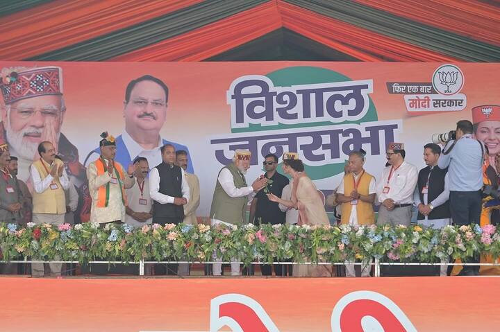 क्रीम करल की साड़ी के साथ हिमाचली टोपी पहनी कंगना रनौत ने इंस्टाग्राम पर इन तस्वीरों को शेयर करते हुए कैप्शन में लिखा, 