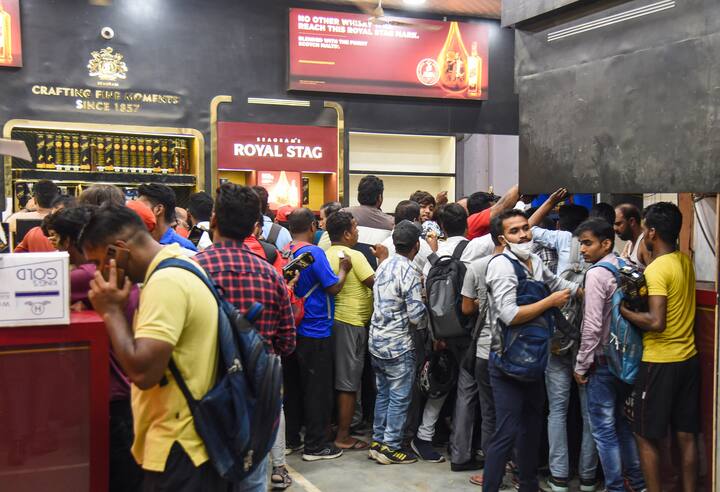 वोटिंग से 48 घंटे पहले राज्य की सभी शराब की दुकानें भी बंद हो जाती हैं और तब तक नहीं खोली जा सकती हैं जब तक वोटिंग पूरी न हो जाए.