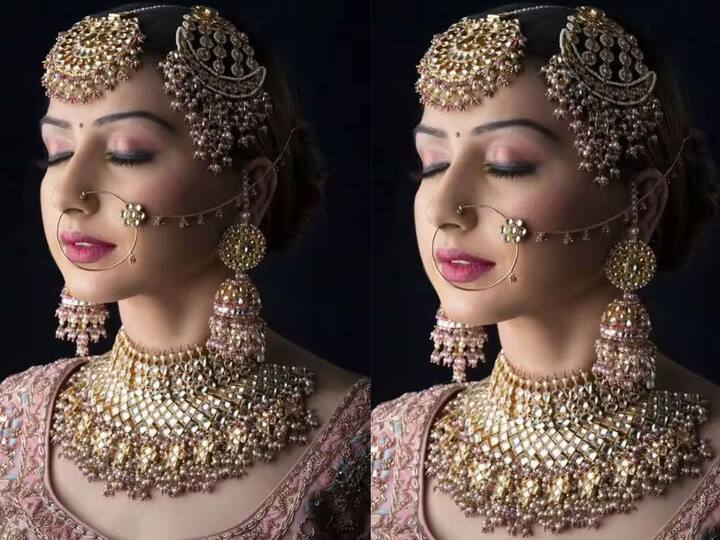 ਗਲੈਮਰਸ ਚੋਕਰਸ- ਜੋ ਦੁਲਹਨਾਂ ਲੇਅਰਡ ਨੇਕਲੈਸ ਦੀ ਚੋਣ ਨਹੀਂ ਕਰਦੀਆਂ ਹਨ, ਉਹ ਸ਼ਾਨਦਾਰ ਚੋਕਰਸ ਦੀ ਚੋਣ ਕਰ ਸਕਦੀਆਂ ਹਨ, ਜੋ ਇੱਕੋ ਸਮੇਂ ਸ਼ਾਹੀ ਅਤੇ ਫੈਸ਼ਨੇਬਲ ਦੋਵੇਂ ਦਿਖਾਈ ਦਿੰਦੇ ਹਨ। ਪੰਨਾ, ਸੋਨੇ ਅਤੇ ਹੀਰੇ ਦੇ ਚੋਕਰ ਹਰ ਪਾਕਿਸਤਾਨੀ ਦੁਲਹਨ ਦੇ ਪਸੰਦੀਦਾ ਗਹਿਣਿਆਂ ਵਿੱਚੋਂ ਇੱਕ ਹਨ ਅਤੇ ਇਹ ਪੂਰੀ ਦੁਲਹਨ ਦੀ ਦਿੱਖ ਨਾਲ ਸੁੰਦਰ ਦਿਖਾਈ ਦਿੰਦੇ ਹਨ।