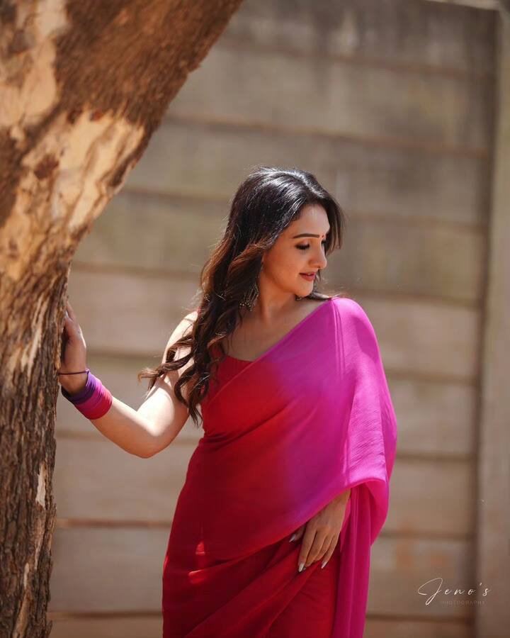 స్మాల్ స్క్రీన్ పై కొన్ని షోస్ లో బిజీగా ఉంది నటి శ్రీదేవి విజయ్ కుమార్. ప్రభాస్ ఫస్ట్ సినిమా ఈశ్వర్ లో హీరోయిన్ గా నటించింది. అంతకుముందు రుక్మిణి అనే మూవీ చేసింది. రవితేజ వీరలో చెల్లెలి క్యారెక్టర్లో నటించింది. తెలుగు, తమిళం, కన్నడంలో పలు మూవీస్ లో నటించినా..శ్రీదేవి కెరీర్లో చెప్పుకోదగిన మూవీ లేదు...