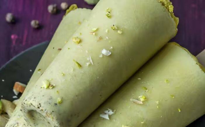 ਗਰਮੀਆਂ 'ਚ ਕੁਝ ਲੋਕ ਸਾਦੀ ਕੁਲਫੀ ਖਾਣਾ ਪਸੰਦ ਕਰਦੇ ਹਨ ਤਾਂ ਕੁਝ ਲੋਕ ਫਲੂਦਾ ਕੁਲਫੀ ਨੂੰ ਪਸੰਦ ਕਰਦੇ ਹਨ। ਇੰਨਾ ਹੀ ਨਹੀਂ ਸਰਦੀਆਂ 'ਚ ਵੀ ਕੁਲਫੀ ਦਾ ਕ੍ਰੇਜ਼ ਬਣਿਆ ਰਹਿੰਦਾ ਹੈ ਪਰ ਸਵਾਲ ਇਹ ਹੈ ਕਿ ਕੁਲਫੀ ਸ਼ਬਦ ਭਾਰਤ ਵਿਚ ਕਿੱਥੋਂ ਆਇਆ?