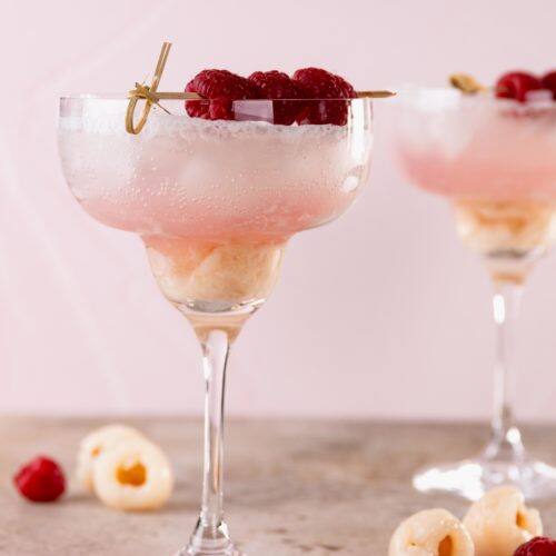 ਲੀਚੀ ਮੋਕਟੇਲ- ਇਹ ਘਰੇਲੂ ਪਾਰਟੀਆਂ ਲਈ ਵਧੀਆ ਵਿਕਲਪ ਹੈ। ਲੀਚੀ ਮੋਕਟੇਲ ਇੱਕ ਅਲਕੋਹਲ ਫਰੀ ਡਰਿੰਕ ਹੈ, ਜਿਸਨੂੰ ਬੱਚੇ ਵੀ ਆਰਾਮ ਨਾਲ ਪੀ ਸਕਦੇ ਹਨ। ਬਸ ਲੀਚੀ ਦੇ ਜੂਸ ਨੂੰ ਸੋਡਾ, ਨਿੰਬੂ ਦਾ ਰਸ, ਅਤੇ ਮੈਪਲ ਸੀਰਪ ਨਾਲ ਮਿਲਾਓ, ਅਤੇ ਆਨੰਦ ਲਓ!