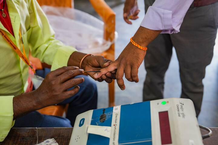 दिल्ली में वोटिंग को लेकर पहले ही ये आदेश जारी हो चुका है कि इस दिन तमाम प्राइवेट और सरकारी दफ्तर बंद रहेंगे. यानी वोटिंग के दिन छुट्टी रहेगी.