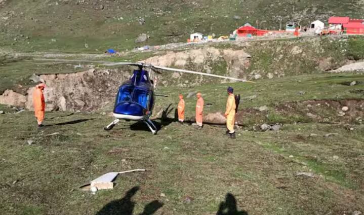 ਕ੍ਰਿਸਟਲ ਐਵੀਏਸ਼ਨ ਦੀ ਕੇਦਾਰਨਾਥ ਧਾਮ ਤੋਂ ਸਿਰਫ਼ 100 ਮੀਟਰ ਪਹਿਲਾਂ ਪਹਾੜੀ 'ਤੇ ਐਮਰਜੈਂਸੀ ਲੈਂਡਿੰਗ ਹੋਈ ਹੈ। ਦੱਸਿਆ ਗਿਆ ਕਿ ਅਜਿਹਾ ਇਸ ਲਈ ਕਰਨਾ ਪਿਆ ਕਿਉਂਕਿ ਹੈਲੀ ਦਾ ਰੂਡਰ ਖਰਾਬ ਹੋ ਗਿਆ ਸੀ। ਪਾਇਲਟ ਕਲਪੇਸ਼ ਨੇ ਐਮਰਜੈਂਸੀ ਲੈਂਡਿੰਗ ਕਰਵਾਈ।