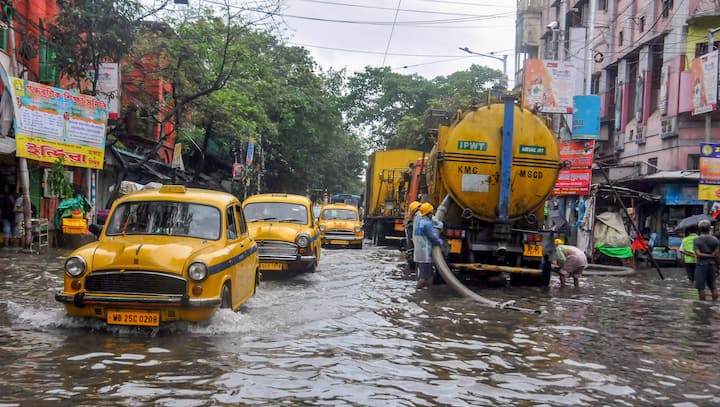 সোমবারও কলকাতা সহ দক্ষিণবঙ্গের ৫ জেলায় ভারী বৃষ্টির পূর্বাভাস দিয়েছেআলিপুর আবহাওয়া দফতরের। বৃষ্টির সঙ্গে ৬০ থেকে ৭০ কিলোমিটার বেগে ঝড় হতে পারে।