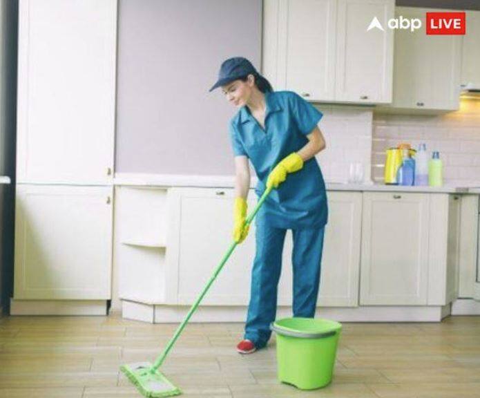 ਪੋਚਾ ਕਰਦੇ ਸਮੇਂ ਇਸ ਗੱਲ ਦਾ ਖਾਸ ਧਿਆਨ ਰੱਖੋ ਕਿ ਦੁਪਹਿਰ ਦੇ ਸਮੇਂ ਘਰ ਨੂੰ ਪੋਚਾ ਨਾ ਕਰੋ, ਅਜਿਹਾ ਕਰਨ ਨਾਲ ਦੇਵੀ ਲਕਸ਼ਮੀ ਦਾ ਘਰ ਵਿੱਚ ਵਾਸ ਨਹੀਂ ਰਹੇਗਾ।