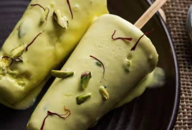 ਤੁਹਾਨੂੰ ਦੱਸ ਦੇਈਏ ਕਿ ਹਿੰਦੀ ਭਾਸ਼ਾ ਵਿੱਚ ਕਈ ਅਜਿਹੇ ਸ਼ਬਦ ਹਨ ਜੋ ਦੂਜੀਆਂ ਭਾਸ਼ਾਵਾਂ ਦੇ ਸ਼ਬਦ ਹਨ ਪਰ ਅਸੀਂ ਉਹਨਾਂ ਨੂੰ ਹਿੰਦੀ ਵਿੱਚ ਵੀ ਇਸੇ ਤਰ੍ਹਾਂ ਵਰਤਦੇ ਹਾਂ। ਇੰਟਰਨੈਟ ਤੋਂ ਪ੍ਰਾਪਤ ਜਾਣਕਾਰੀ ਅਨੁਸਾਰ ਕੁਲਫੀ ਸ਼ਬਦ ਫਾਰਸੀ ਸ਼ਬਦ ਕੁਲਫੀ ਤੋਂ ਹਿੰਦੀ ਵਿੱਚ ਆਇਆ ਹੈ। ਇਸਦਾ ਅਰਥ ਹੈ 