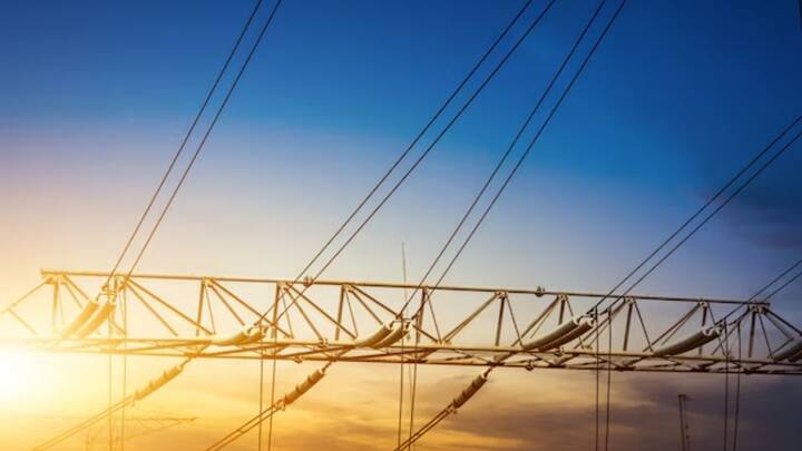 अगर आप दिल्ली में रहते हैं और आपके क्षेत्र में बिजली कंपनियां की बिजली की मनमानी कटौती कर रही हैं. तो आज हम आपको बताएंगे कहां शिकायत करनी है.